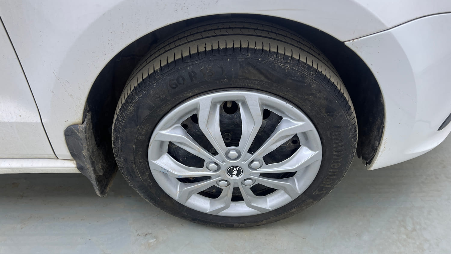 Used 2017 Volkswagen Polo Comfortline 1.2L (P) Petrol Manual tyres RIGHT FRONT TYRE RIM VIEW
