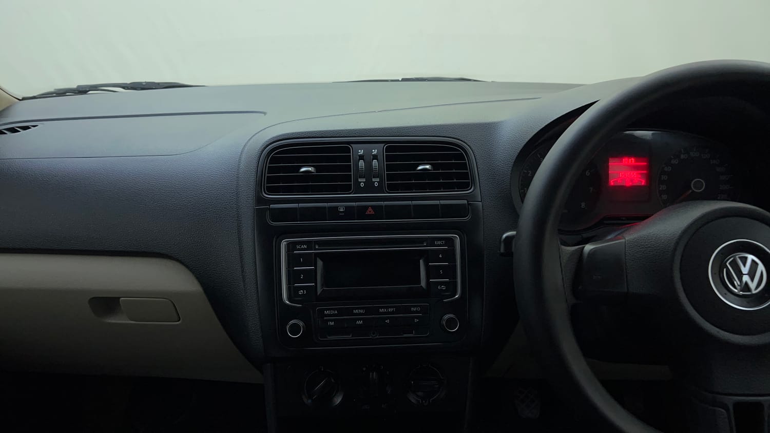 Used 2013 Volkswagen Polo Comfortline 1.2L (P) Petrol Manual interior MUSIC SYSTEM & AC CONTROL VIEW