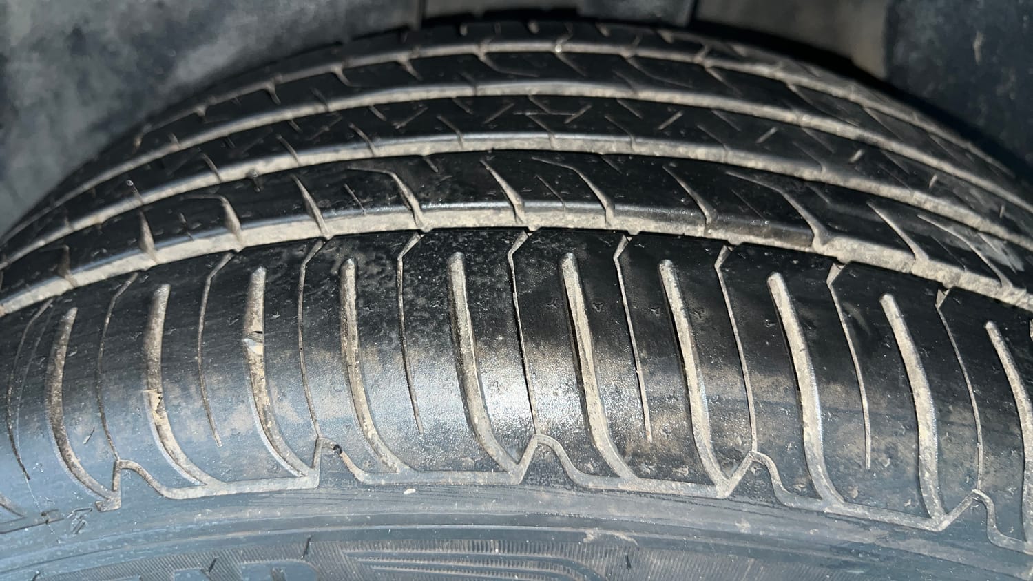 Used 2024 Jeep Compass Limited (O) 2.0 Diesel AT Diesel Automatic tyres LEFT REAR TYRE TREAD VIEW