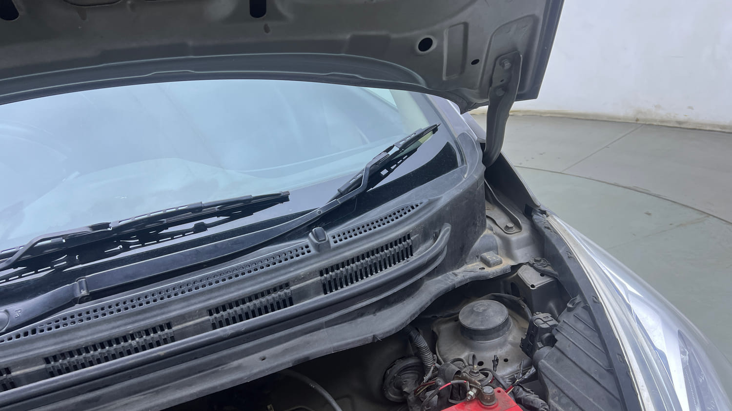 Used 2014 Hyundai Eon D-Lite + Petrol Manual engine ENGINE LEFT SIDE HINGE & APRON VIEW