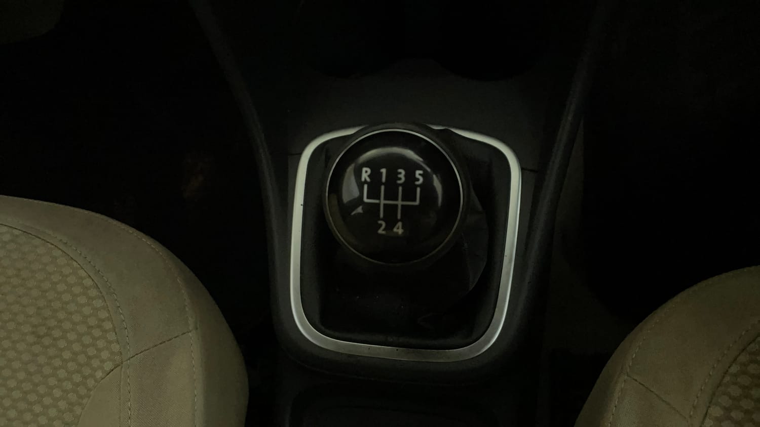 Used 2014 Volkswagen Polo Highline1.5L (D) Diesel Manual interior GEAR  KNOB VIEW
