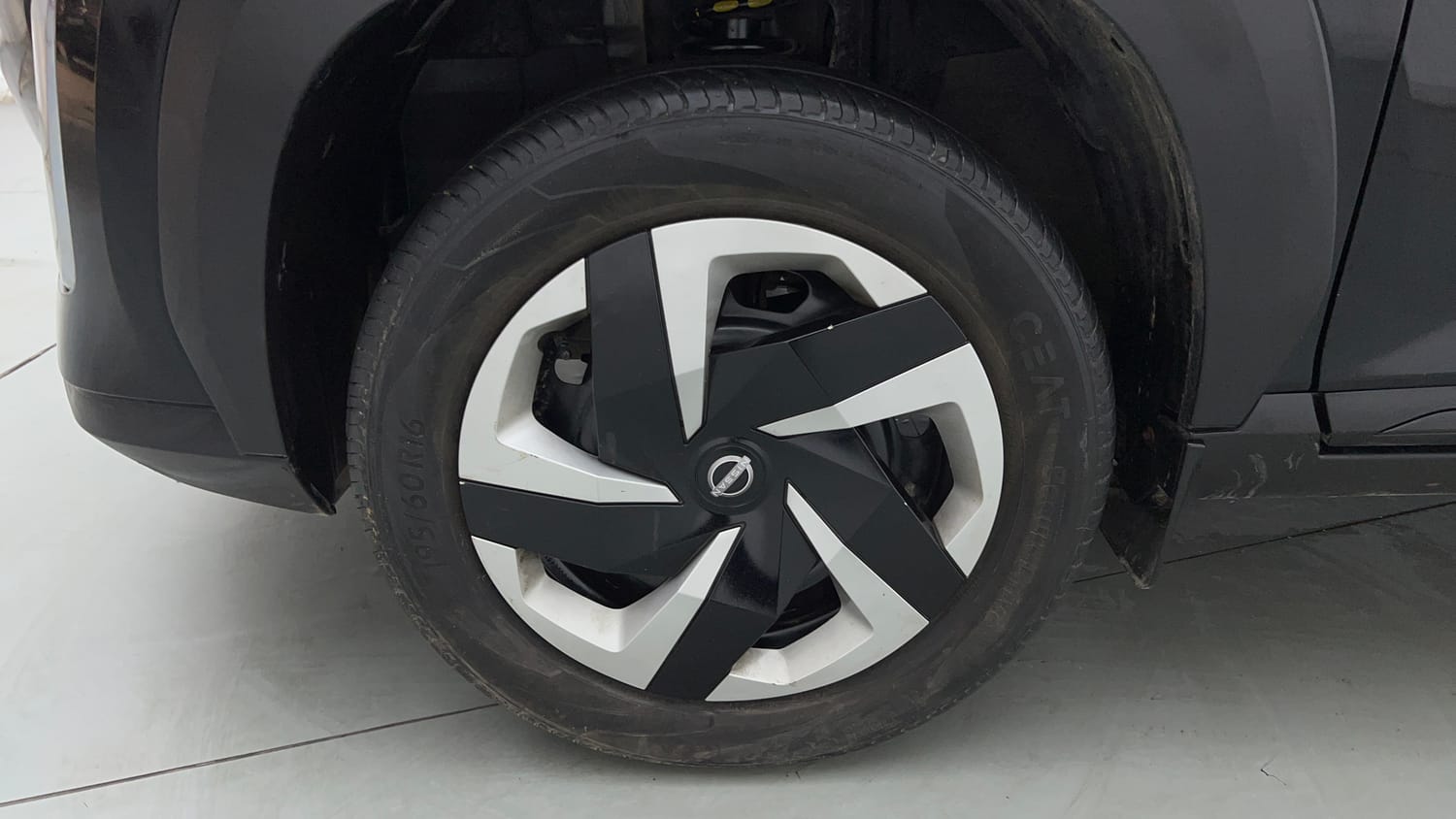 Used 2024 Nissan Magnite XL Petrol Manual tyres LEFT FRONT TYRE RIM VIEW