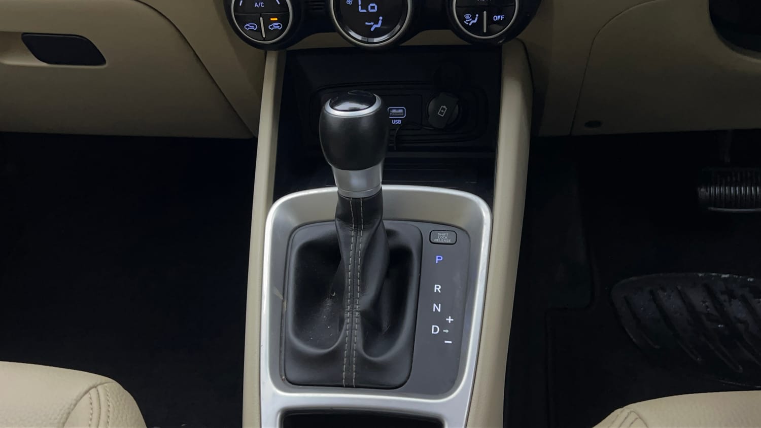 Used 2020 Hyundai Venue SX Plus 1.0 Turbo DCT Petrol Automatic interior GEAR  KNOB VIEW