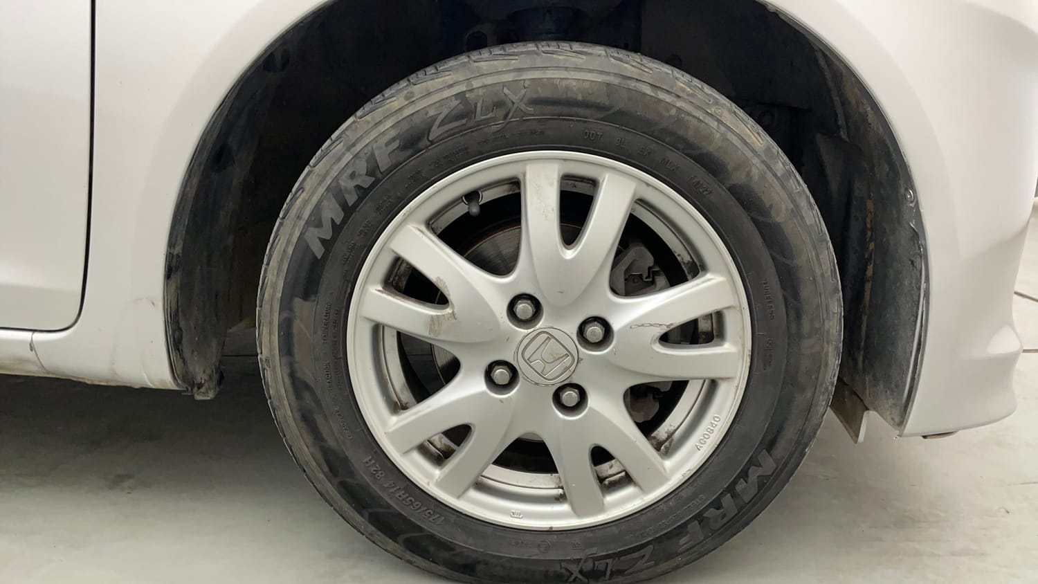 Used 2017 Honda Brio VX MT Petrol Manual tyres RIGHT FRONT TYRE RIM VIEW