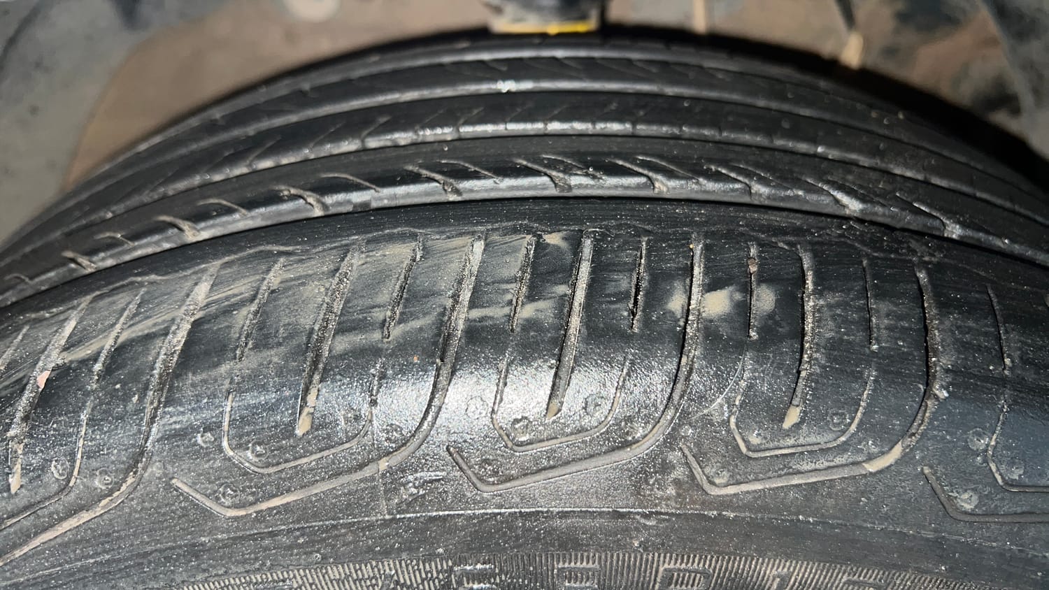 Used 2025 Mahindra XUV 3XO AX7L 1.2 Petrol AT Petrol Automatic tyres RIGHT FRONT TYRE TREAD VIEW
