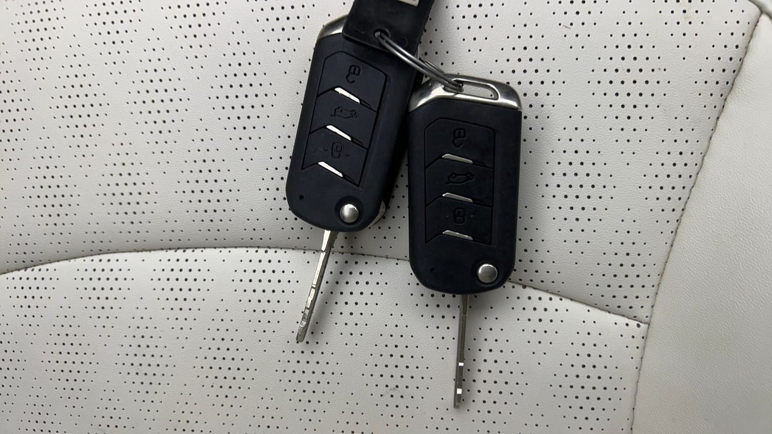 Used 2025 Mahindra XUV 3XO AX7L 1.2 Petrol AT Petrol Automatic extra CAR KEY VIEW