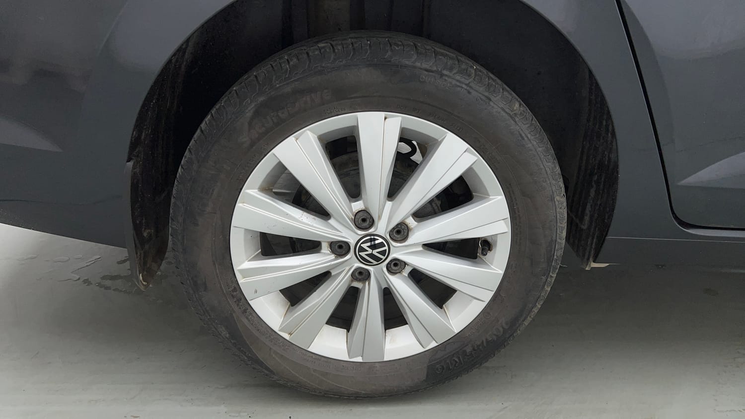 Used 2023 Volkswagen Virtus Highline 1.0 TSI AT Petrol Automatic tyres RIGHT REAR TYRE RIM VIEW
