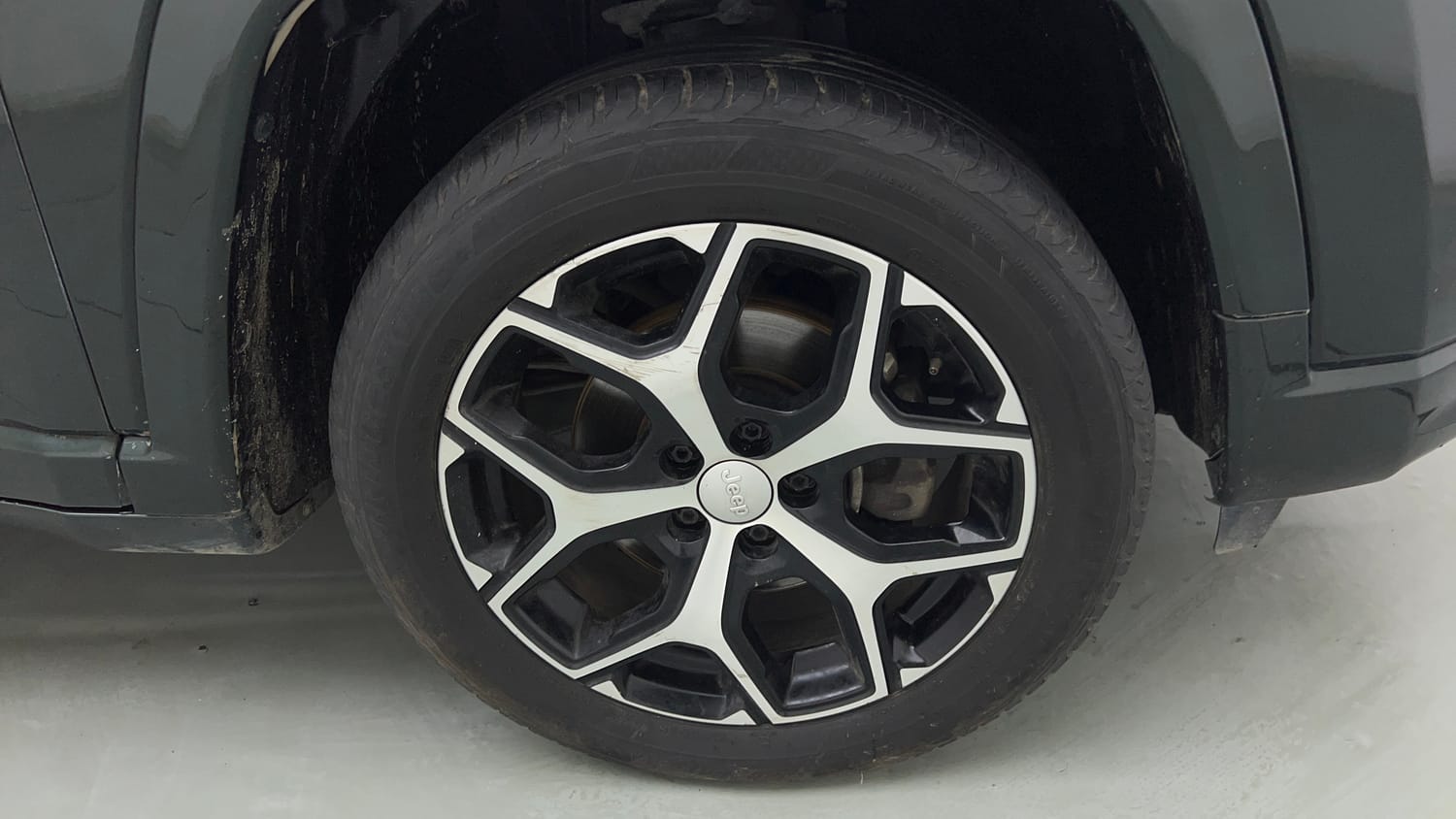 Used 2024 Jeep Compass Limited (O) 2.0 Diesel AT Diesel Automatic tyres RIGHT FRONT TYRE RIM VIEW