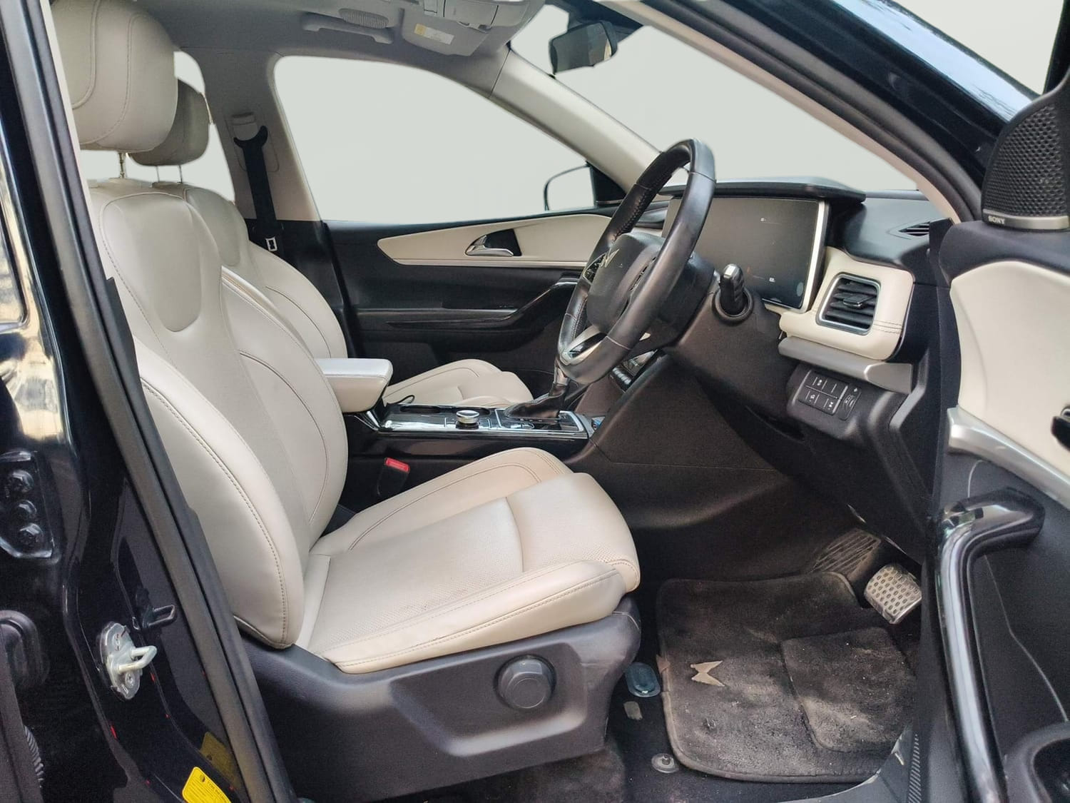 Used 2022 Mahindra XUV700 AX 7 Diesel AT AWD Luxury Pack 7 STR Diesel Automatic interior RIGHT SIDE FRONT DOOR CABIN VIEW