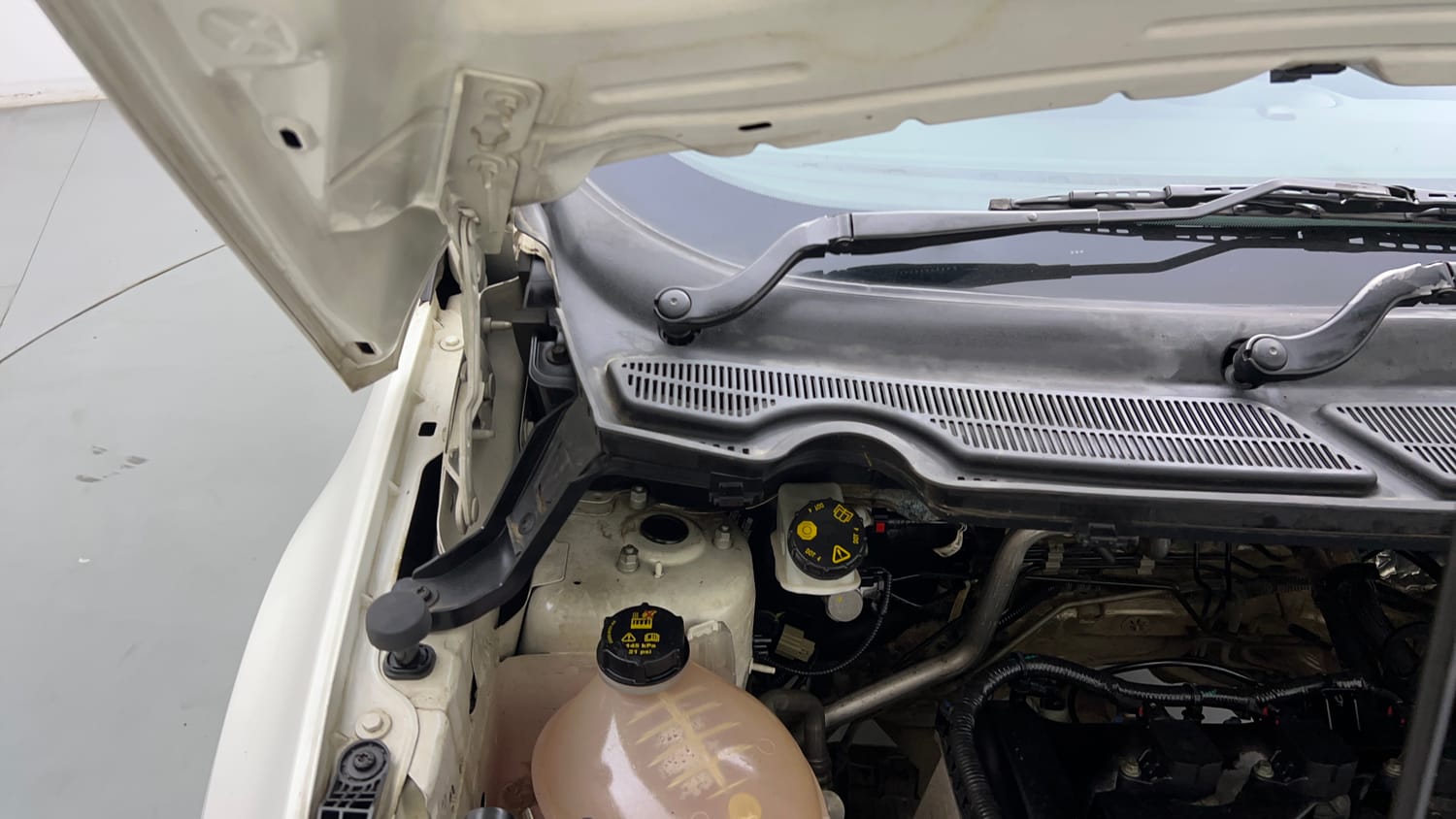 Used 2018 Ford EcoSport Titanium + 1.5L Ti-VCT Petrol Manual engine ENGINE RIGHT SIDE HINGE & APRON VIEW