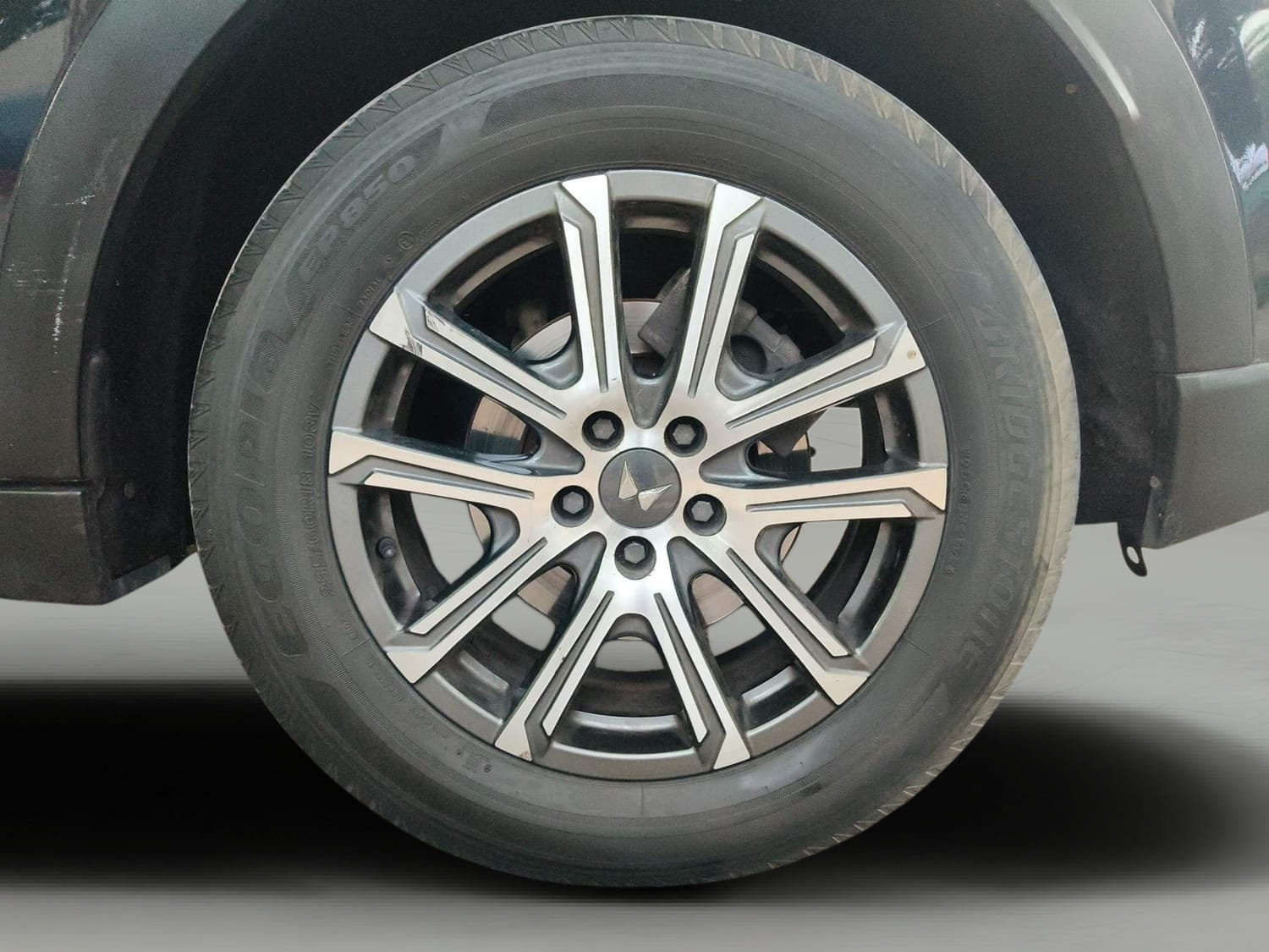 Used 2022 Mahindra XUV700 AX 7 Diesel AT AWD Luxury Pack 7 STR Diesel Automatic tyres LEFT REAR TYRE RIM VIEW
