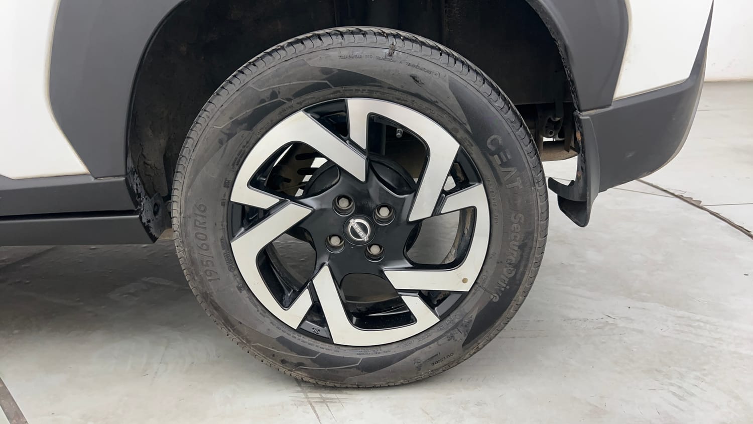 Used 2024 Nissan Magnite XV Turbo Petrol Manual tyres LEFT REAR TYRE RIM VIEW