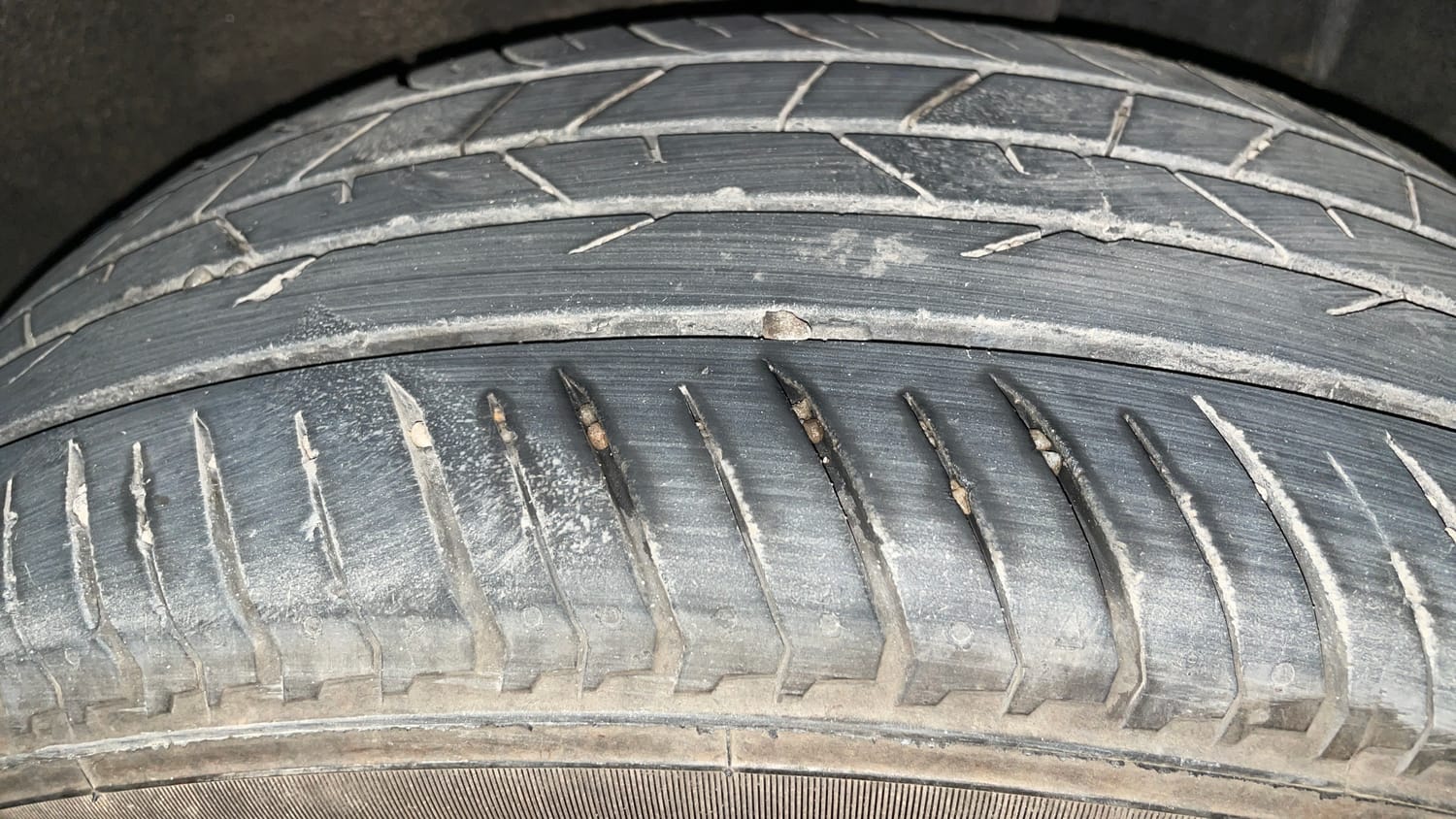 Used 2024 Renault Kiger RXL AMT Petrol Automatic tyres LEFT REAR TYRE TREAD VIEW