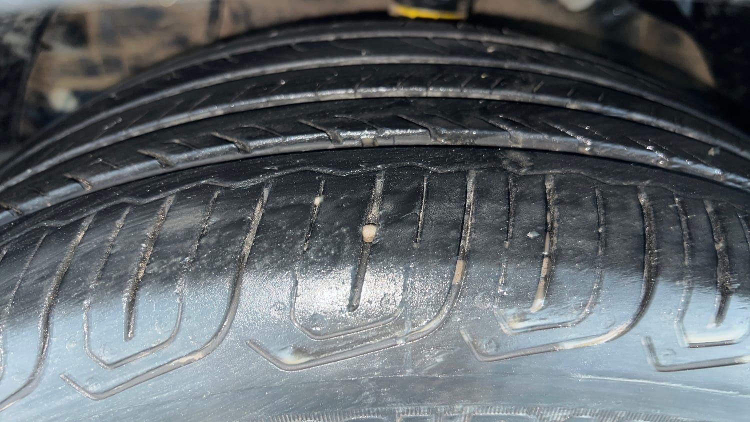 Used 2025 Mahindra XUV 3XO AX7L 1.2 Petrol AT Petrol Automatic tyres LEFT FRONT TYRE TREAD VIEW