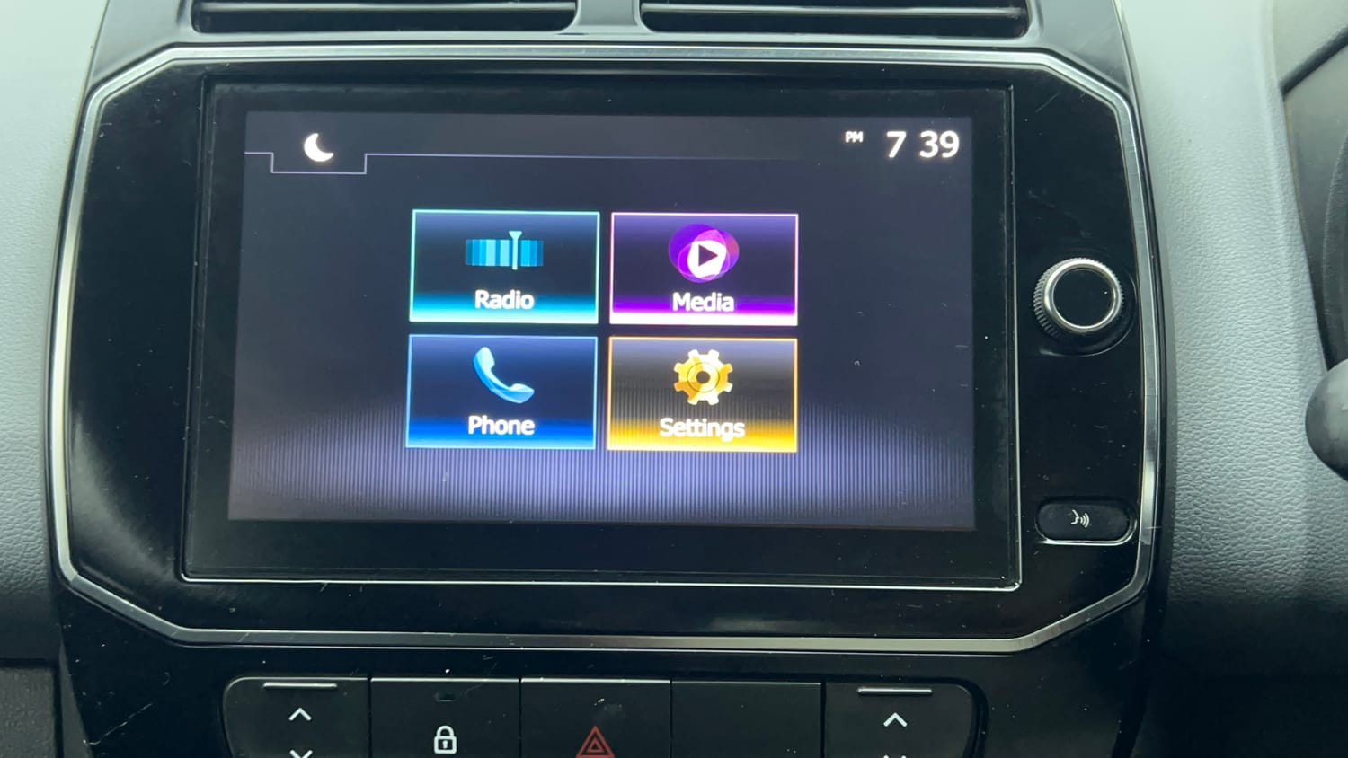 Used 2020 Renault Kwid 1.0 RXT AMT Opt Petrol Automatic top_features Integrated (in-dash) music system