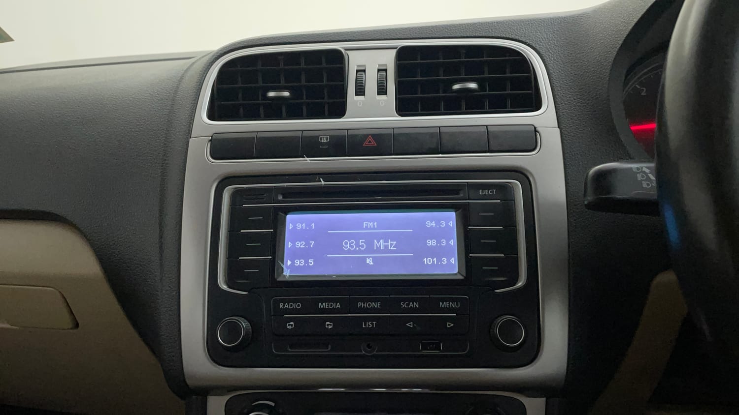 Used 2014 Volkswagen Polo Highline1.5L (D) Diesel Manual top_features Integrated (in-dash) music system