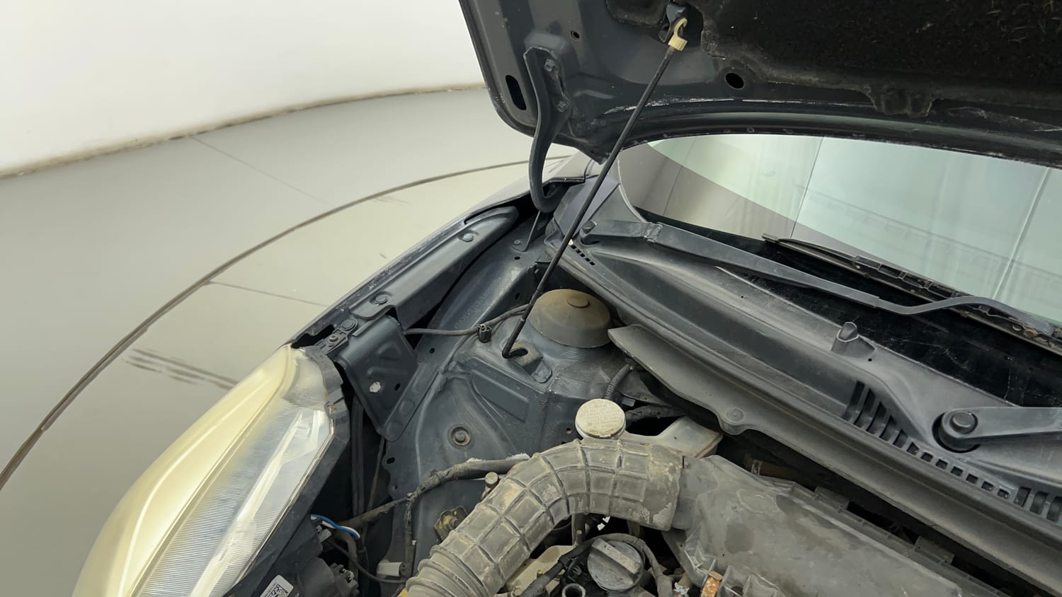 Used 2018 Maruti Suzuki Baleno Delta 1.2 Petrol Manual engine ENGINE RIGHT SIDE HINGE & APRON VIEW