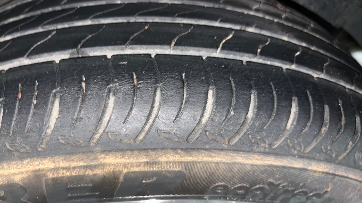 Used 2023 Maruti Suzuki XL6 Alpha Plus MT Petrol Petrol Manual tyres LEFT REAR TYRE TREAD VIEW