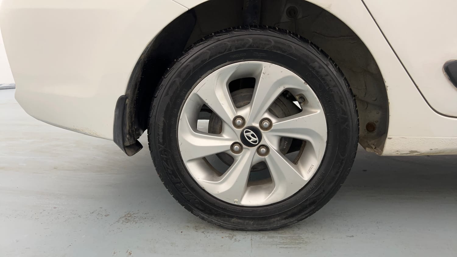 Used 2018 Hyundai Xcent SX Petrol Manual tyres RIGHT REAR TYRE RIM VIEW