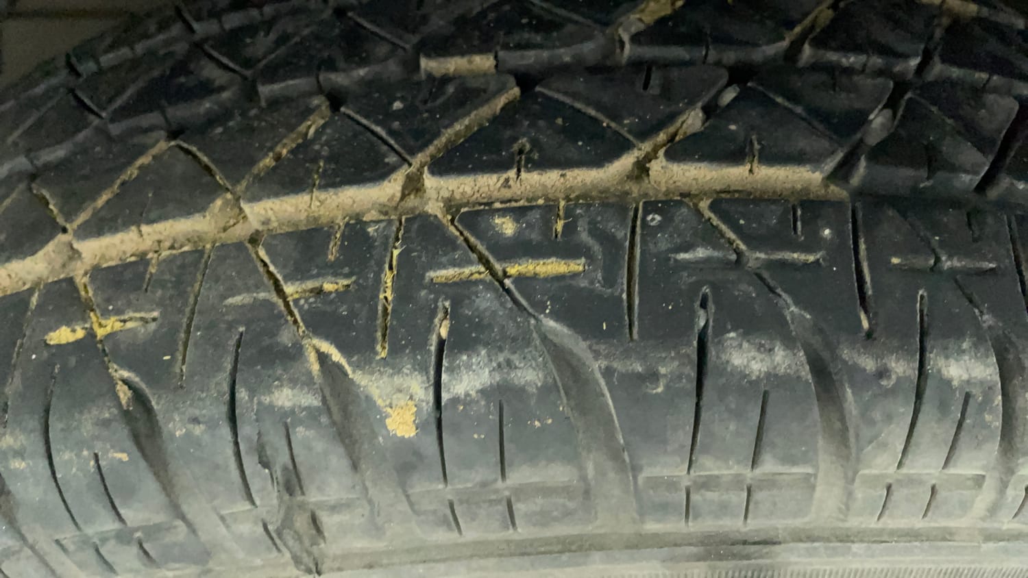 Used 2015 Maruti Suzuki Swift VXi Petrol Manual tyres LEFT FRONT TYRE TREAD VIEW