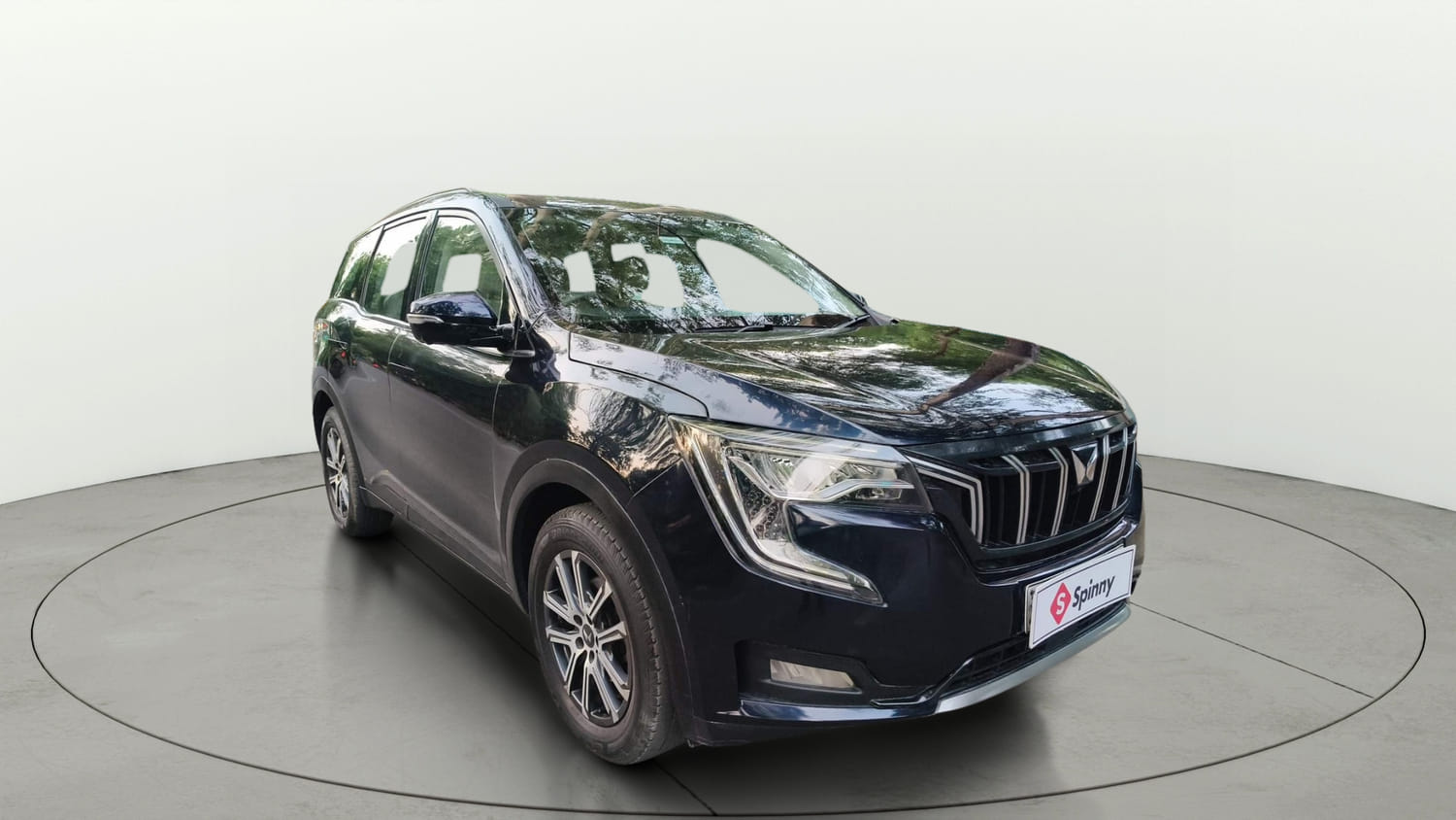 Used 2022 Mahindra XUV700 AX 7 Diesel AT AWD Luxury Pack 7 STR Diesel Automatic exterior RIGHT FRONT CORNER VIEW