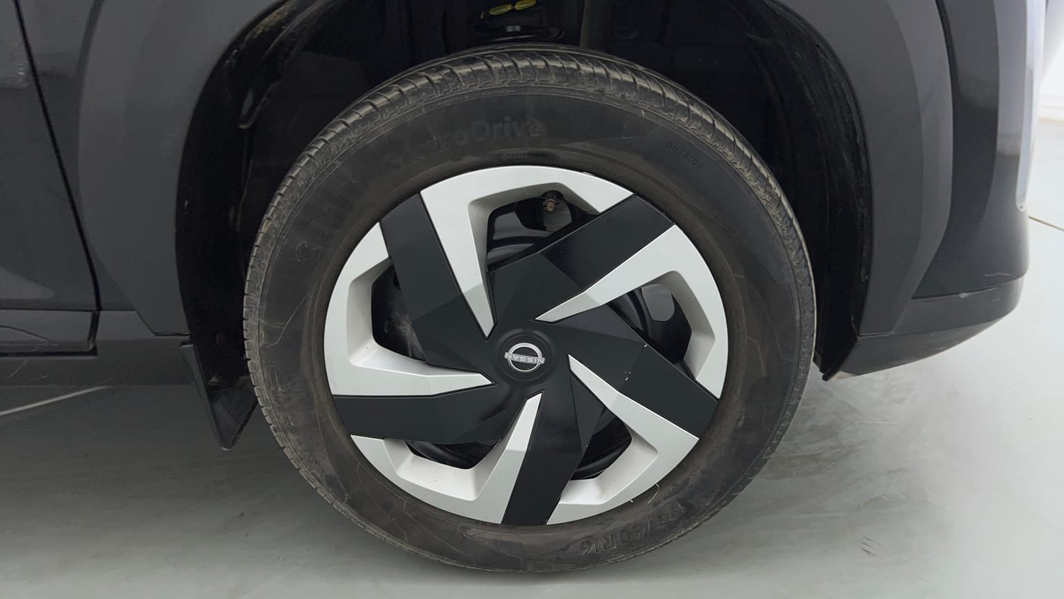 Used 2024 Nissan Magnite XL Petrol Manual tyres RIGHT FRONT TYRE RIM VIEW