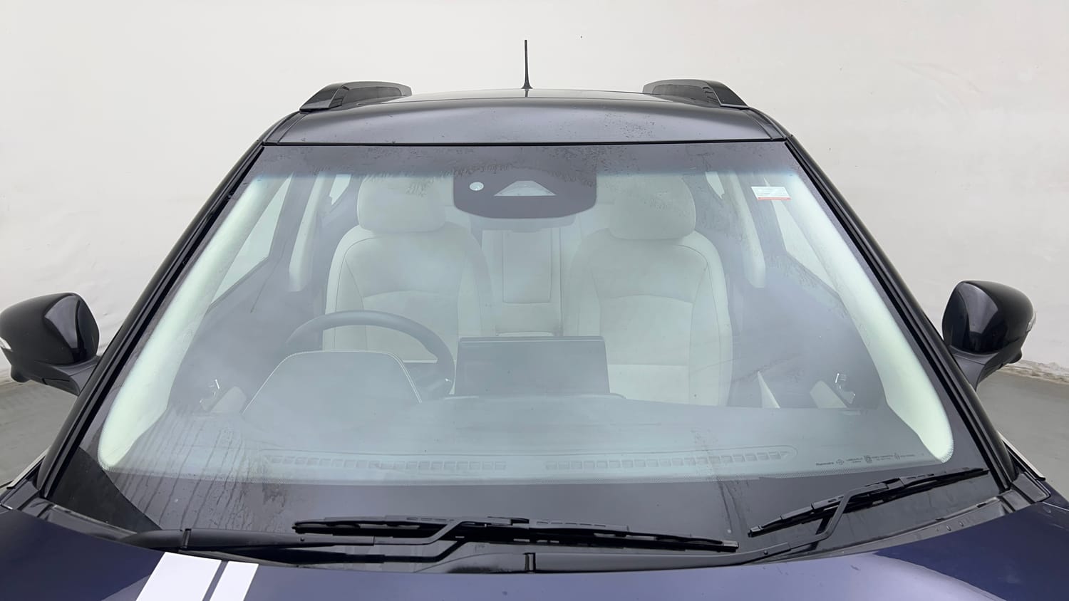 Used 2025 Mahindra XUV 3XO AX7L 1.2 Petrol AT Petrol Automatic exterior FRONT WINDSHIELD VIEW