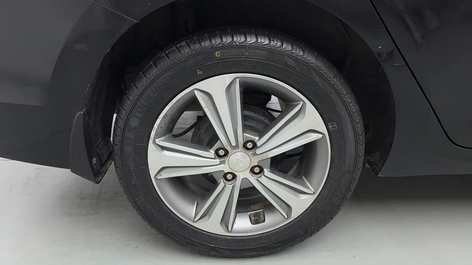 Used 2018 Hyundai Verna SX (O)1.6 VTVT Petrol Manual tyres RIGHT REAR TYRE RIM VIEW