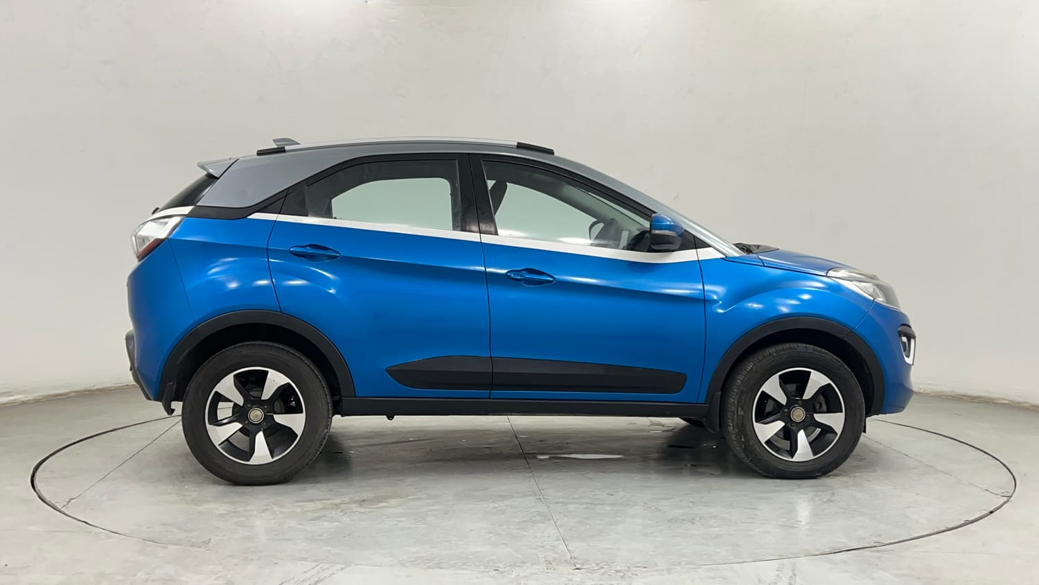 Used 2018 Tata Nexon XZ Plus Diesel Dual Tone Diesel Manual exterior RIGHT SIDE VIEW