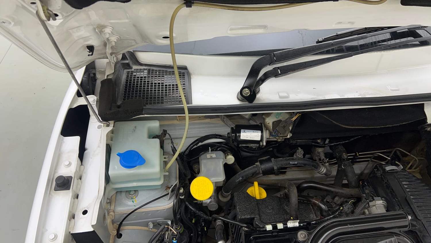 Used 2020 Renault Kwid 1.0 RXT AMT Opt Petrol Automatic engine ENGINE RIGHT SIDE HINGE & APRON VIEW