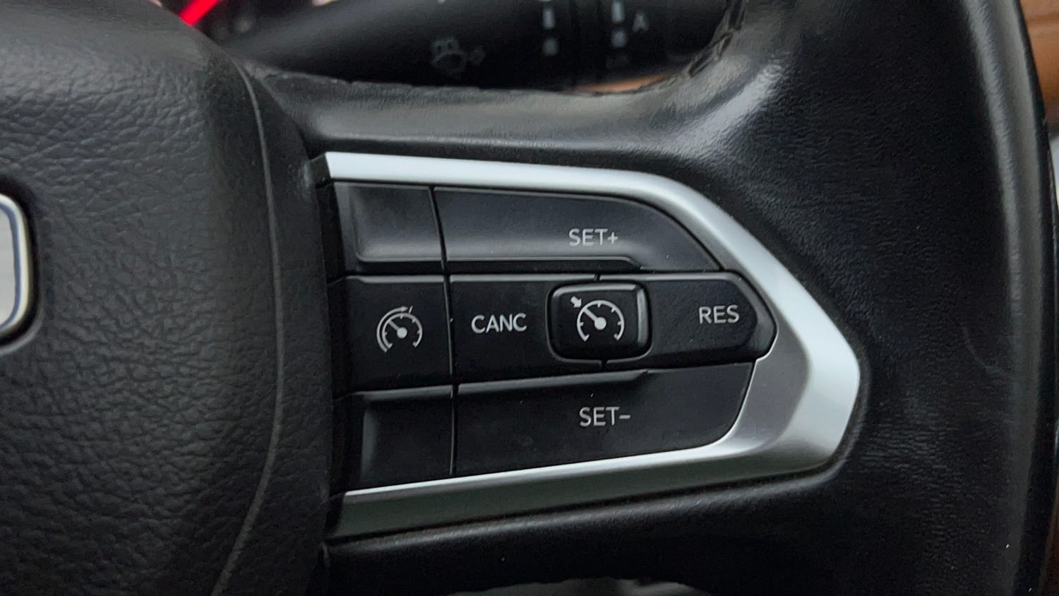 Used 2024 Jeep Compass Limited (O) 2.0 Diesel AT Diesel Automatic top_features Cruise control