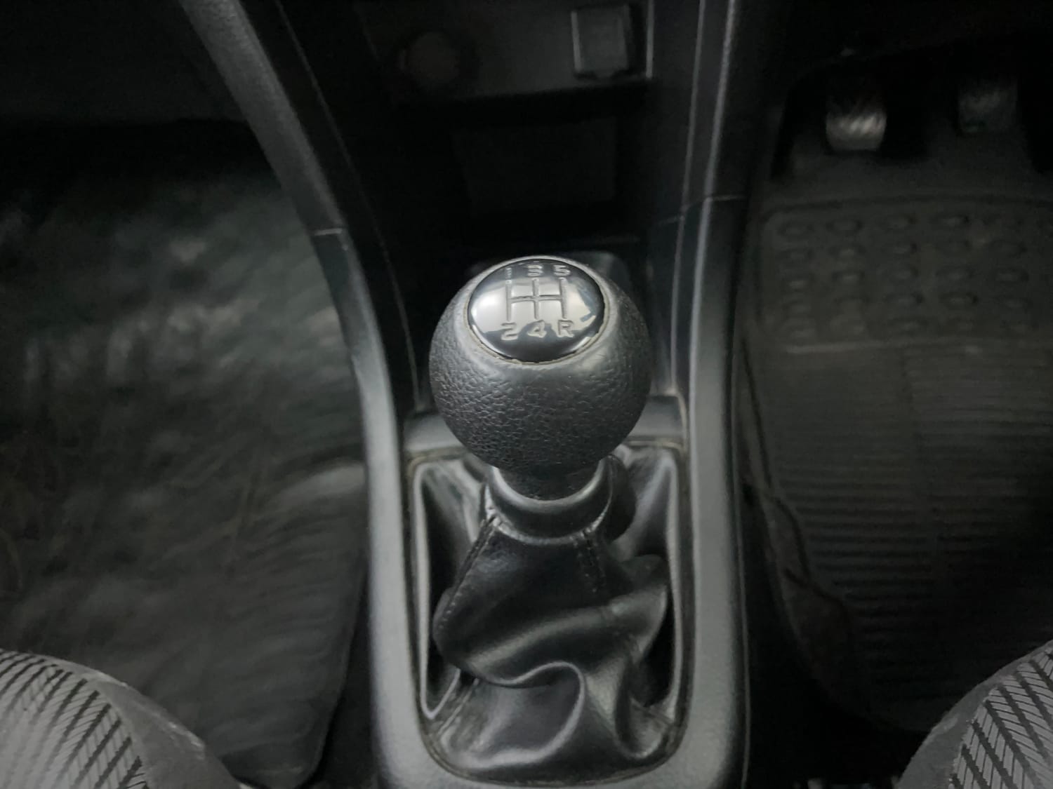 Used 2014 Maruti Suzuki Swift ZDi Diesel Manual interior GEAR  KNOB VIEW