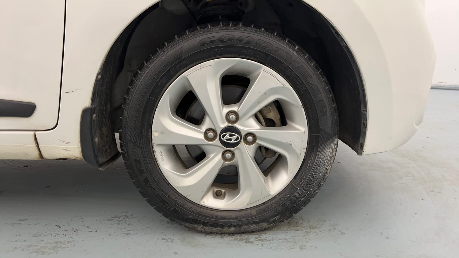 Used 2018 Hyundai Xcent SX Petrol Manual tyres RIGHT FRONT TYRE RIM VIEW