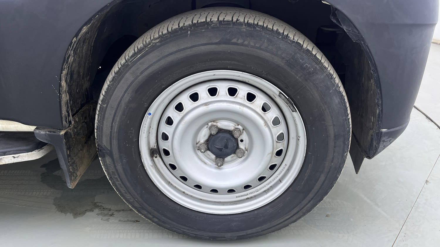Used 2024 Mahindra Scorpio S3 Plus Diesel Manual tyres RIGHT FRONT TYRE RIM VIEW