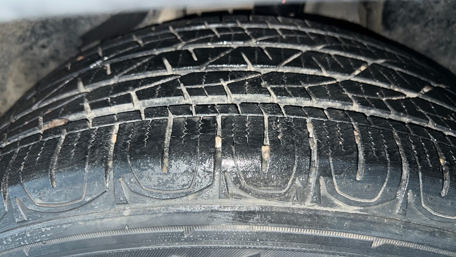 Used 2017 Jeep Compass Limited 1.4 Petrol AT Petrol Automatic tyres LEFT REAR TYRE TREAD VIEW