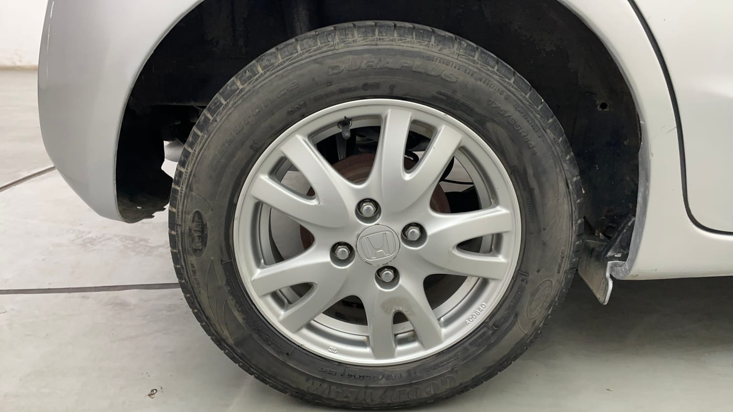 Used 2017 Honda Brio VX MT Petrol Manual tyres RIGHT REAR TYRE RIM VIEW