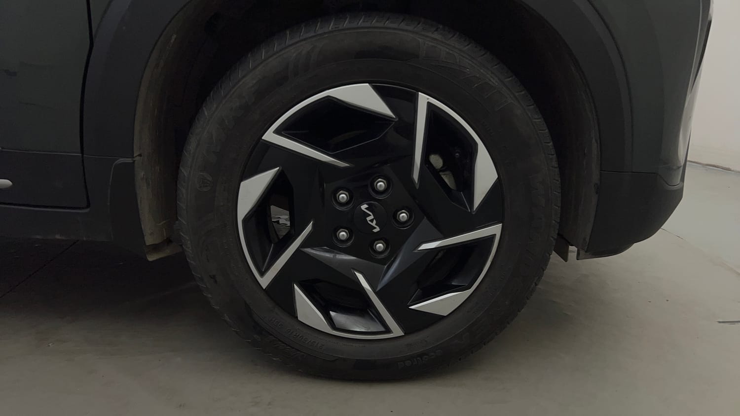 Used 2024 Kia Sonet HTX 1.5 Diesel AT Diesel Automatic tyres RIGHT FRONT TYRE RIM VIEW