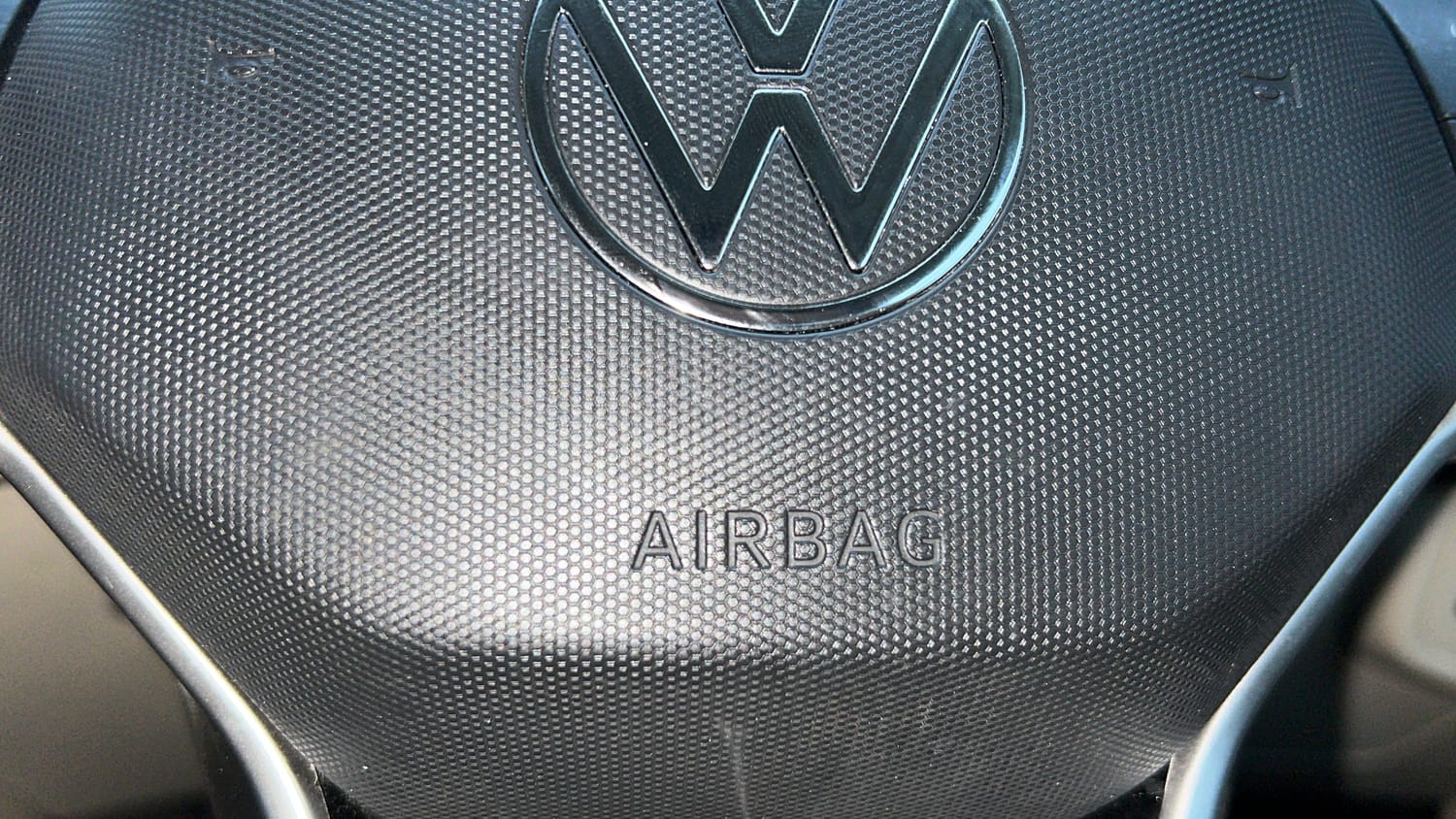 Used 2023 Volkswagen Virtus Highline 1.0 TSI AT Petrol Automatic top_features Airbags