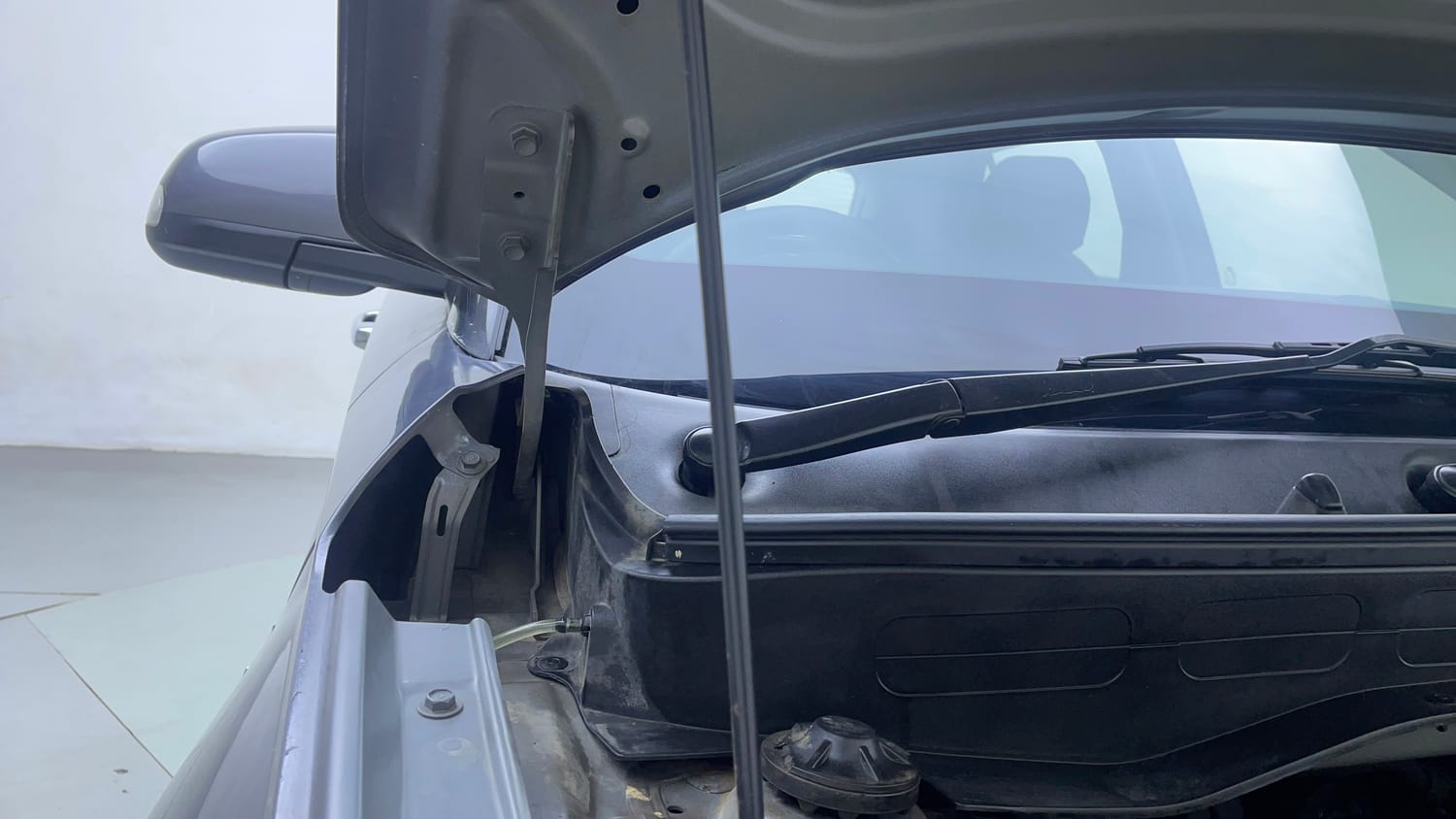 Used 2019 Hyundai Venue SX Plus 1.0 Turbo DCT Petrol Automatic engine ENGINE RIGHT SIDE HINGE & APRON VIEW