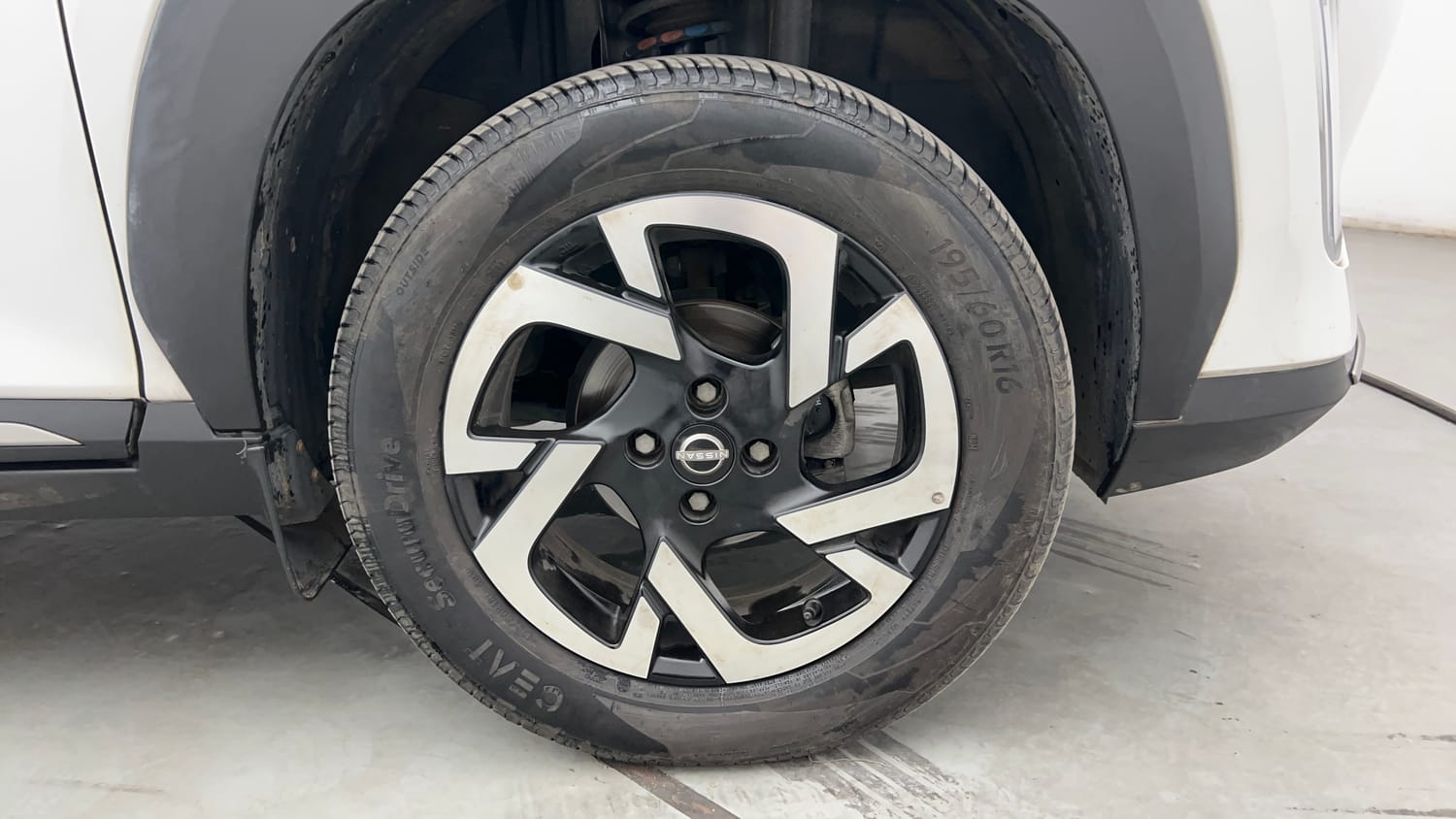 Used 2024 Nissan Magnite XV Turbo Petrol Manual tyres RIGHT FRONT TYRE RIM VIEW