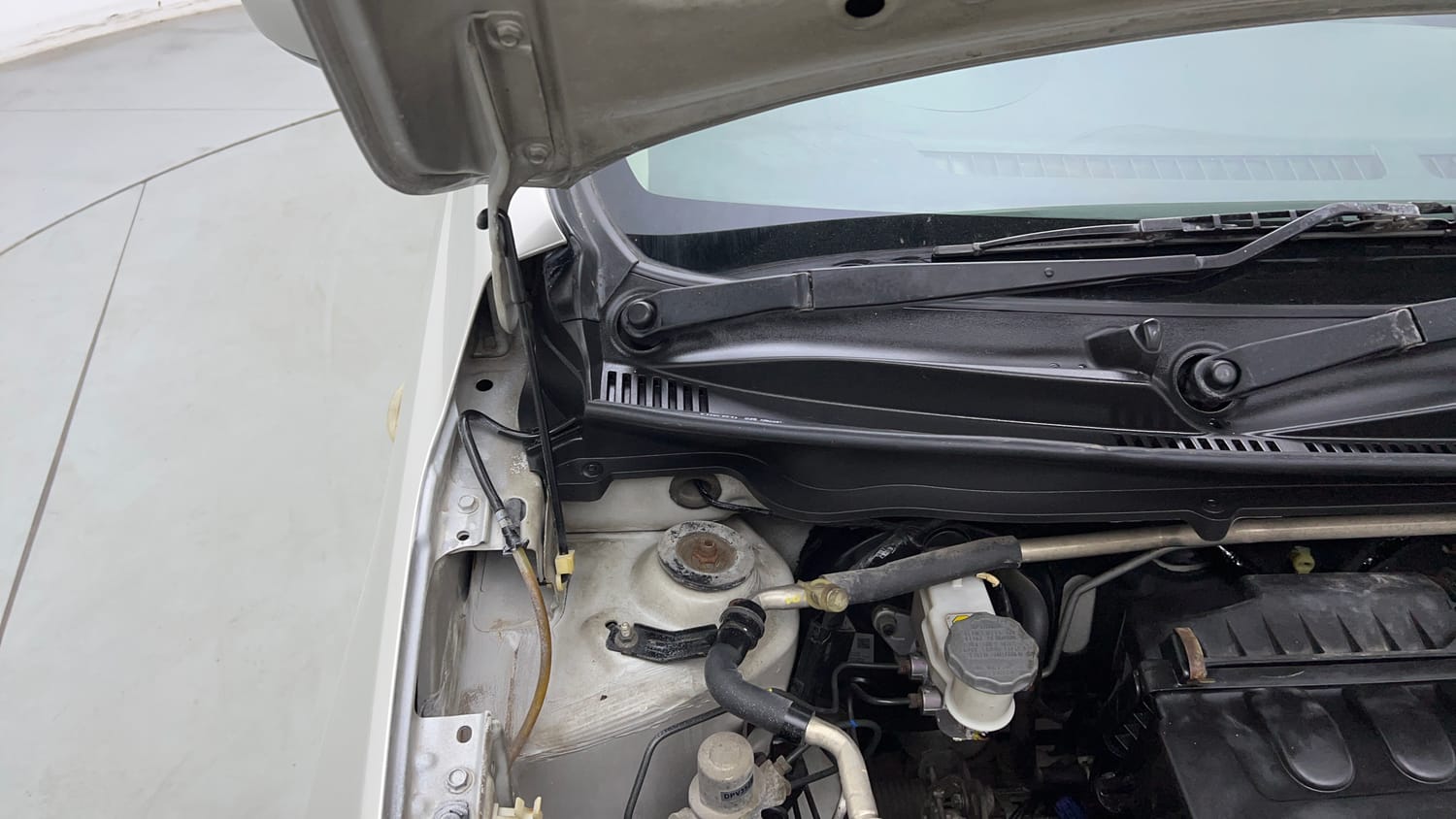Used 2016 Maruti Suzuki Celerio VXi CNG Cng Manual engine ENGINE RIGHT SIDE HINGE & APRON VIEW