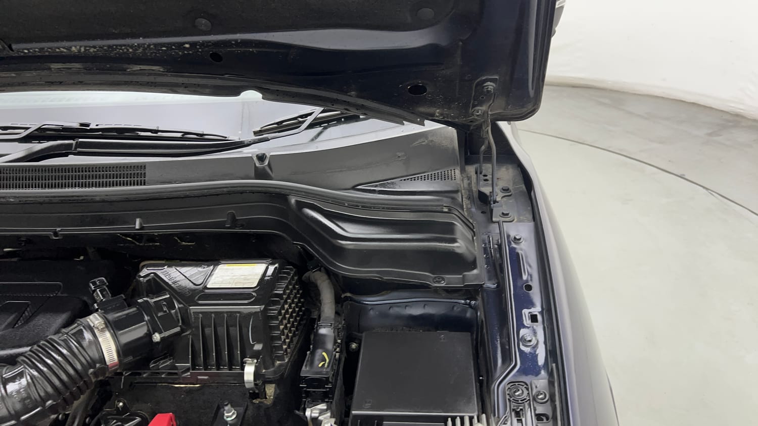Used 2025 Mahindra XUV 3XO AX7L 1.2 Petrol AT Petrol Automatic engine ENGINE LEFT SIDE HINGE & APRON VIEW