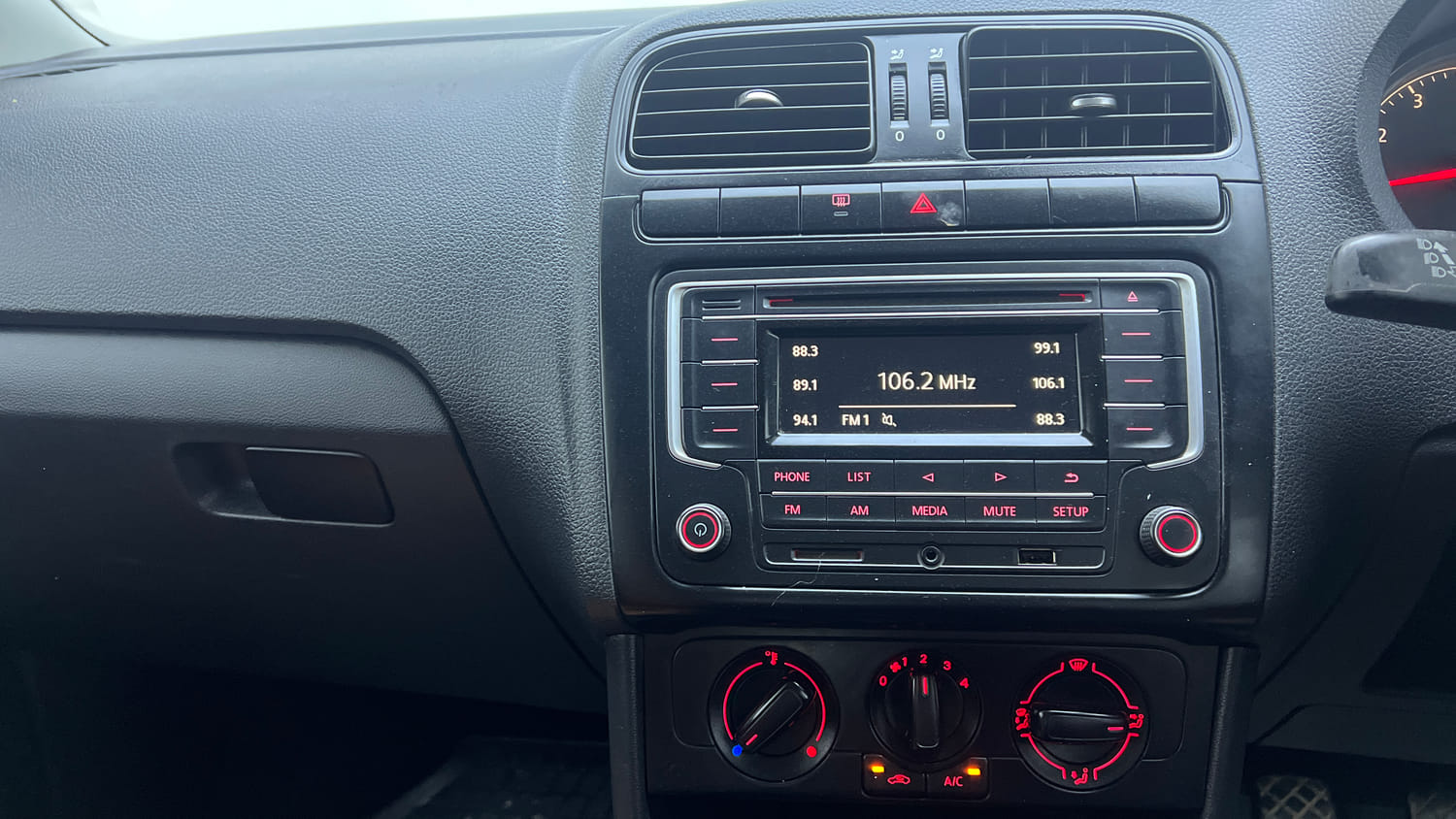 Used 2017 Volkswagen Polo Comfortline 1.2L (P) Petrol Manual interior MUSIC SYSTEM & AC CONTROL VIEW