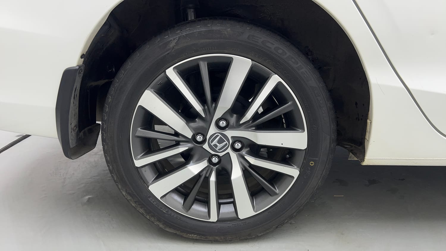 Used 2022 Honda City ZX Petrol Petrol Manual tyres RIGHT REAR TYRE RIM VIEW
