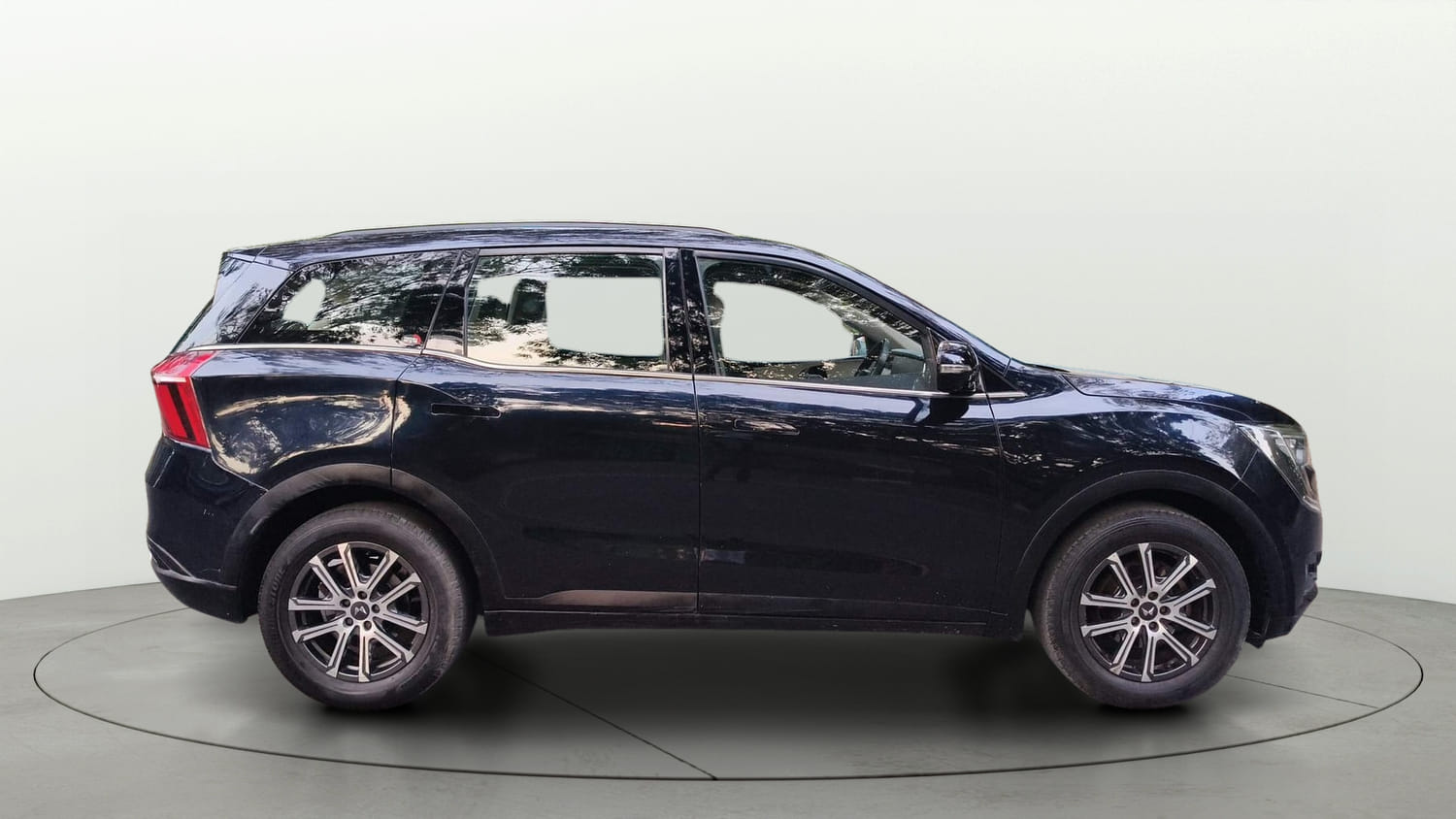 Used 2022 Mahindra XUV700 AX 7 Diesel AT AWD Luxury Pack 7 STR Diesel Automatic exterior RIGHT SIDE VIEW