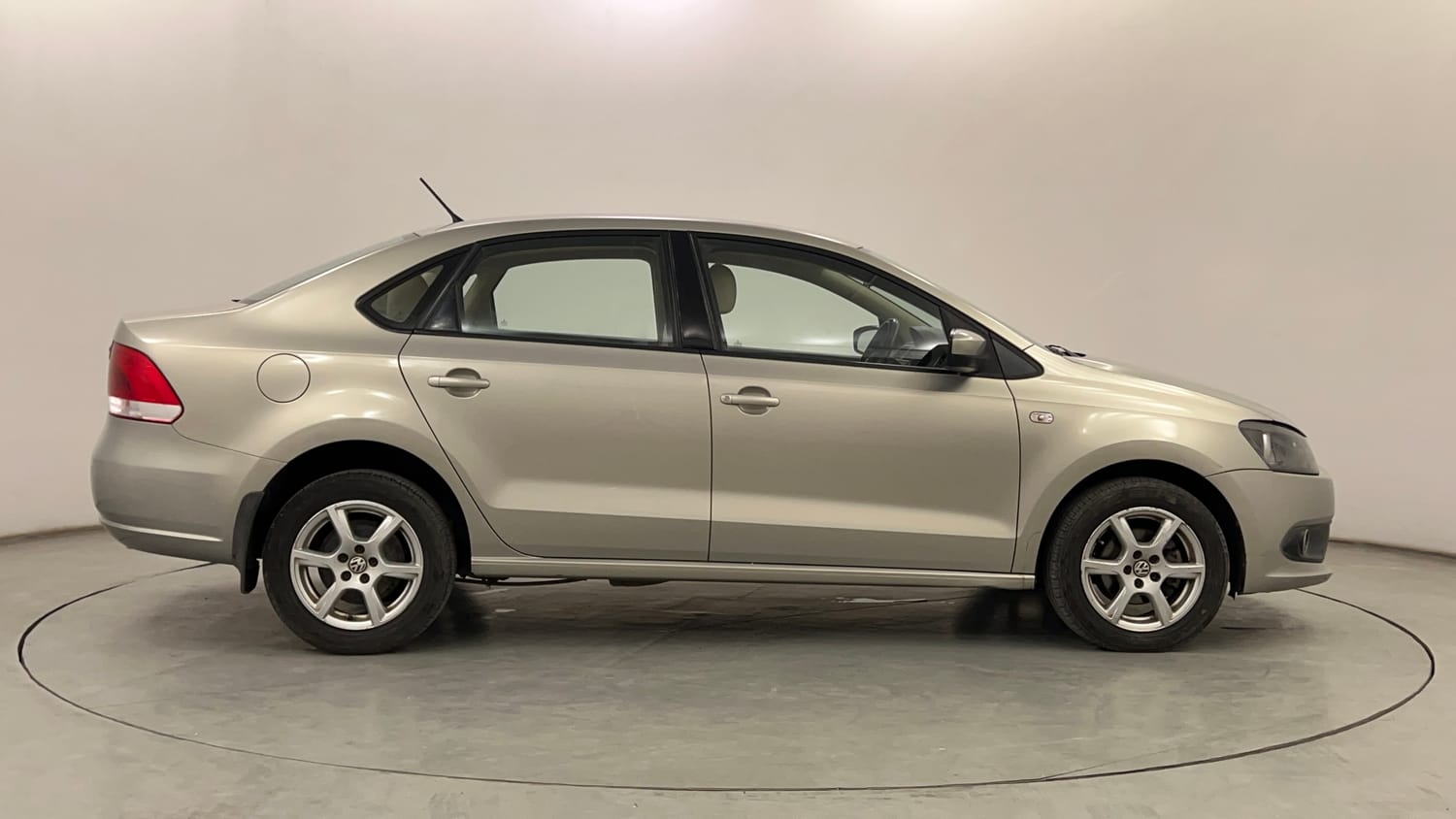 Used 2014 Volkswagen Vento Highline Diesel Diesel Manual exterior RIGHT SIDE VIEW