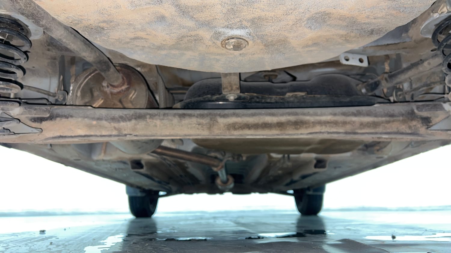 Used 2020 Renault Kwid 1.0 RXT AMT Opt Petrol Automatic extra REAR UNDERBODY VIEW (TAKEN FROM REAR)