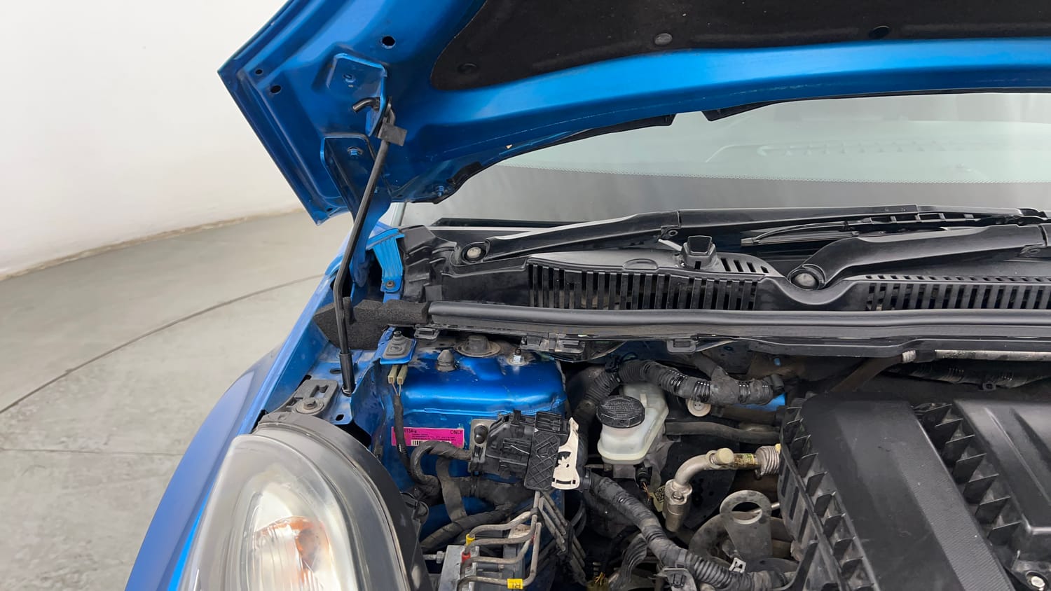 Used 2018 Tata Nexon XZ Plus Diesel Dual Tone Diesel Manual engine ENGINE RIGHT SIDE HINGE & APRON VIEW