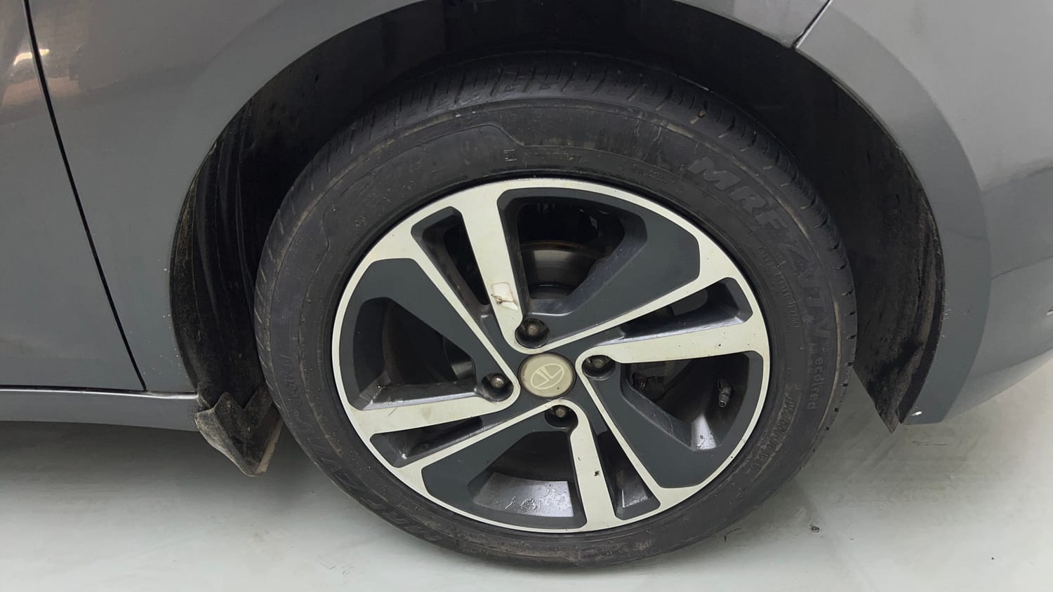 Used 2022 Tata Altroz XZ Plus i-Turbo Petrol Petrol Manual tyres RIGHT FRONT TYRE RIM VIEW