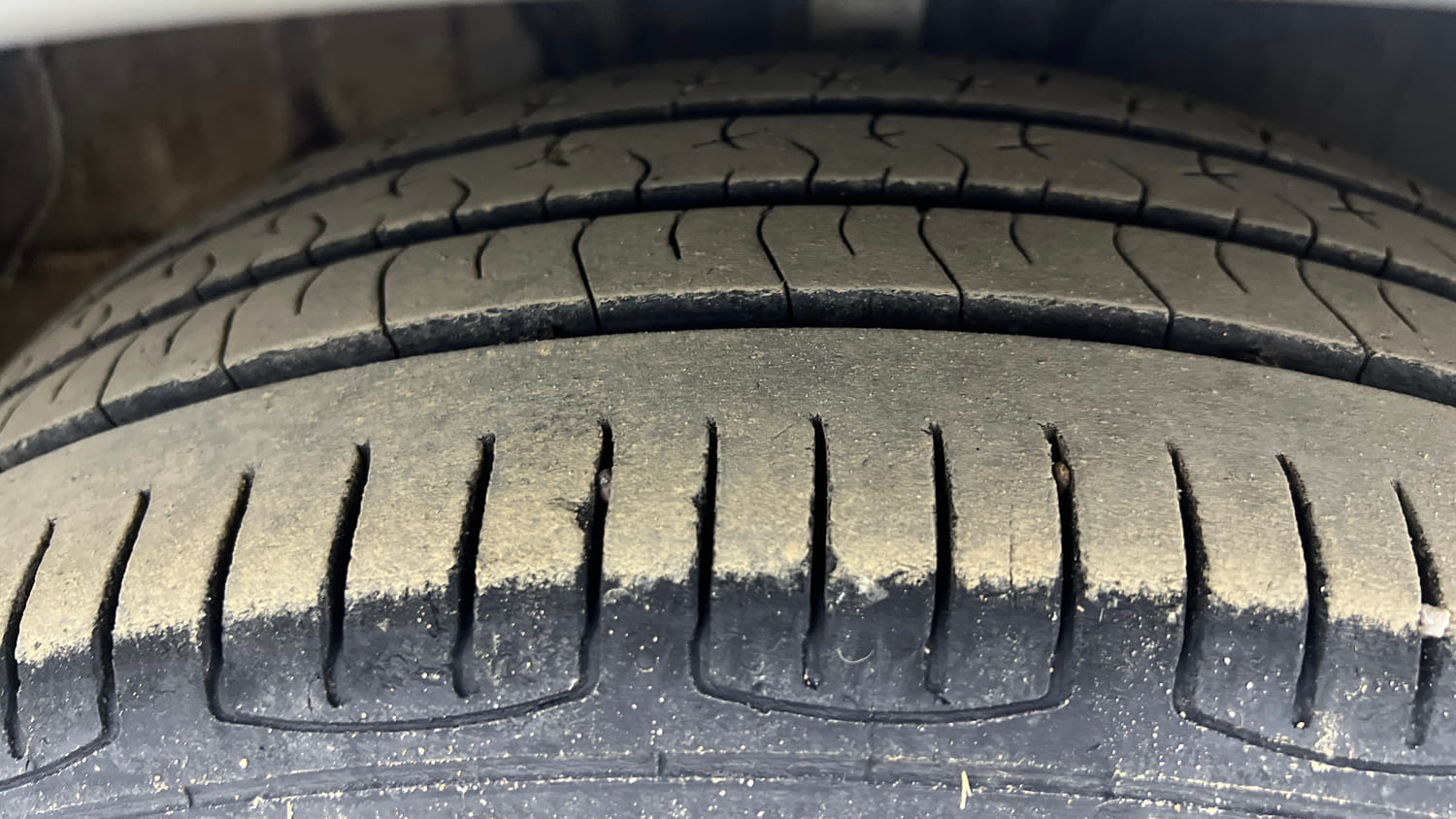 Used 2017 Volkswagen Polo Comfortline 1.2L (P) Petrol Manual tyres RIGHT FRONT TYRE TREAD VIEW